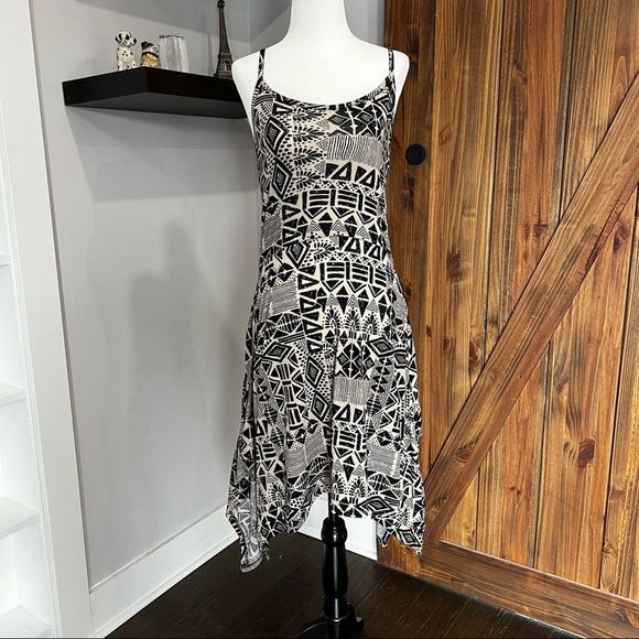 Black and White Small Magazine Dress - Picture 2 of 9